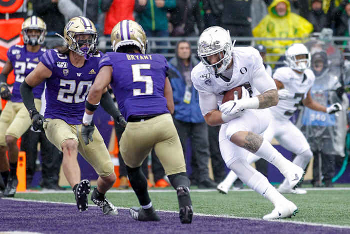 Spencer Webb catches a touchdown pass against the Washington Huskies at Husky Stadium in Seattle, Washington on October 19, 2019. The Ducks would win 35-31.
